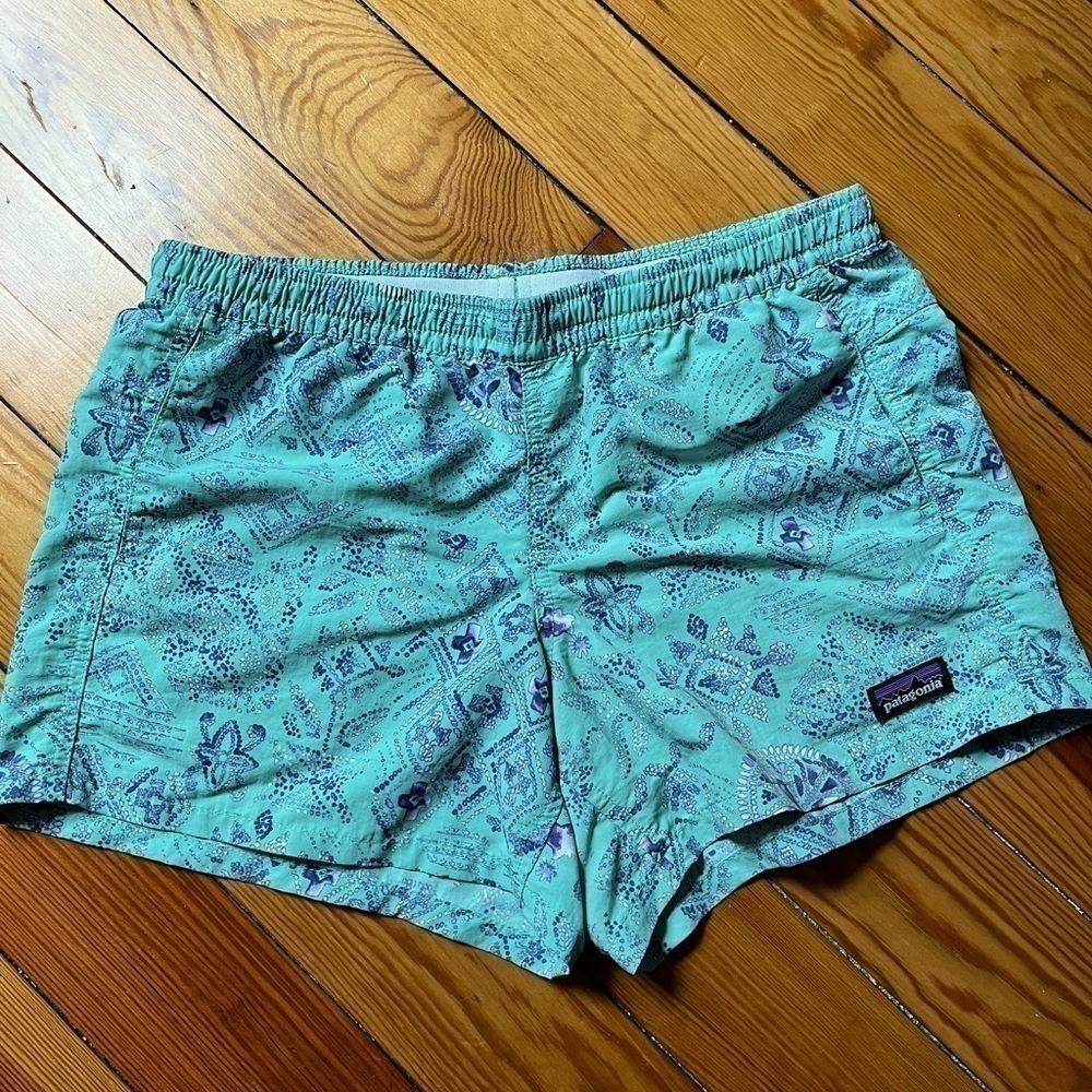 Girls XL Patagonia baggies 4”